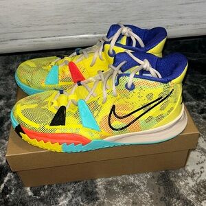 Boys size 7 Kyrie Shoe